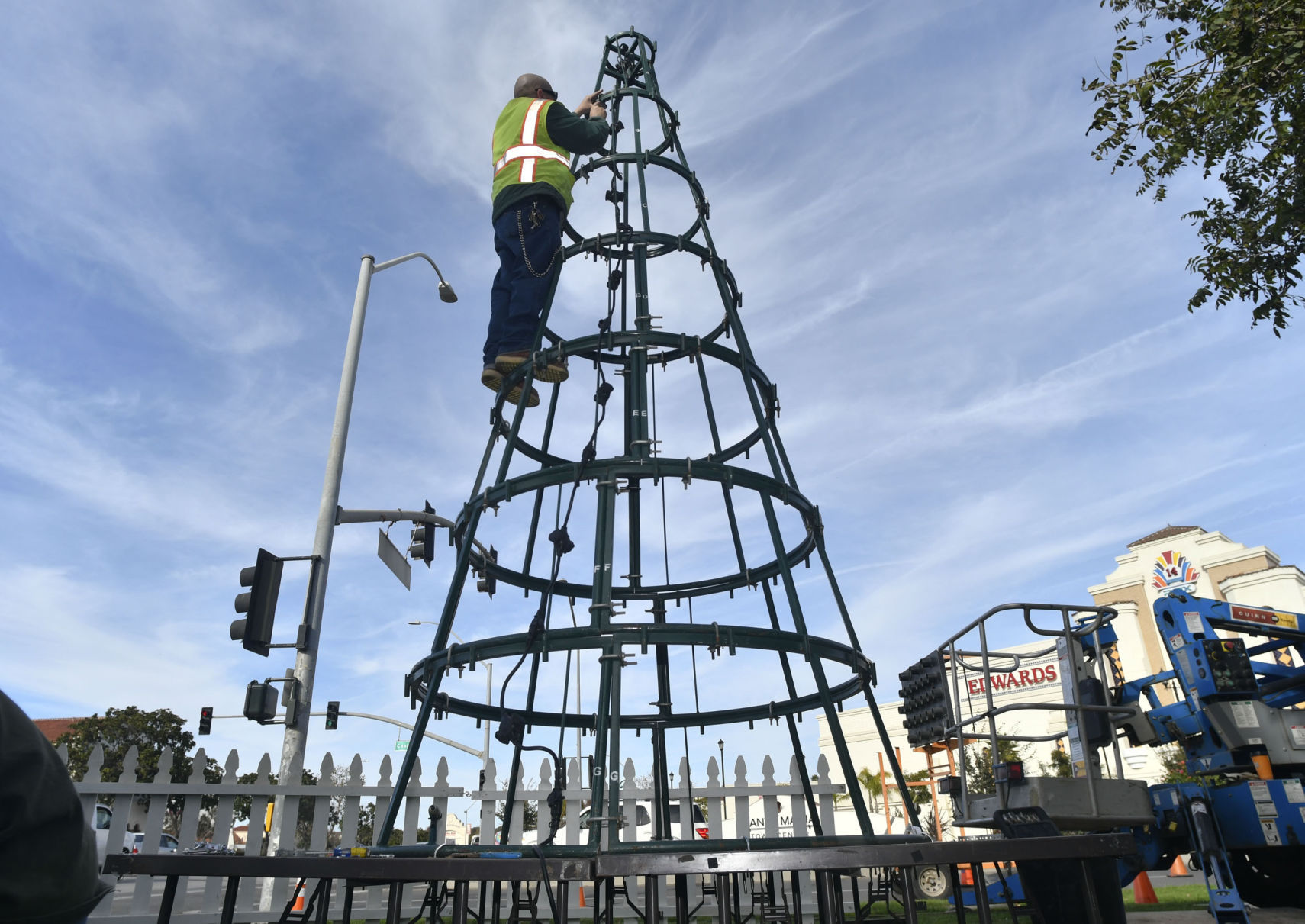 112817 Santa Maria Christmas tree .jpg